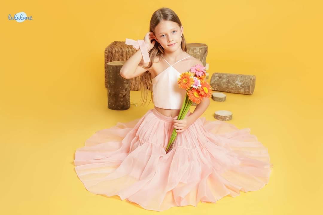 Mẫu tây nhí chụp ảnh quảng cáo sản phẩm