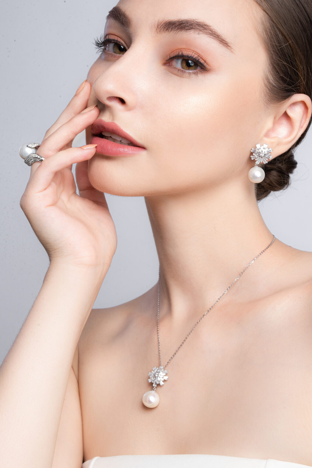 Các Yếu Tố Ảnh Hưởng Đến Báo Giá Thuê Người Mẫu Ảnh